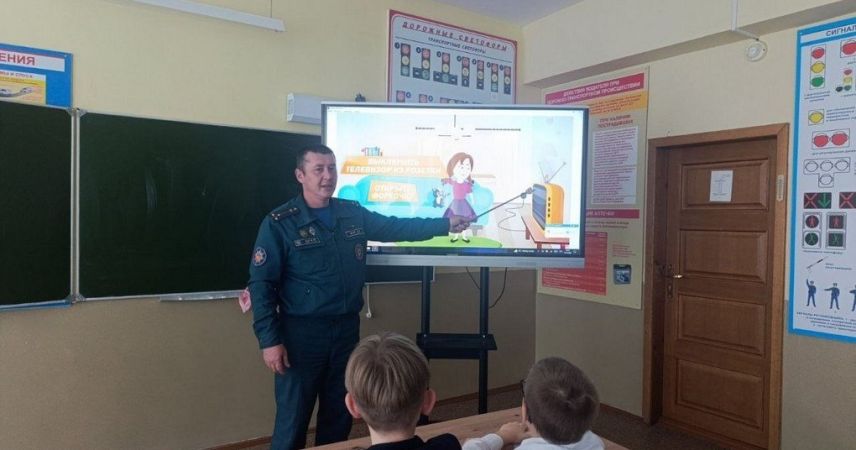 Что делать при пожаре: спасатели Пинского ГРОЧС провели урок в Парохонской школе