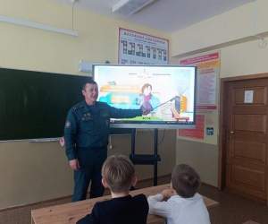 Что делать при пожаре: спасатели Пинского ГРОЧС провели урок в Парохонской школе