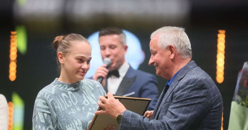 Пинчанка Дарья Лецко получила награду от Петра Пархомчика за победу на чемпионате Европы по боксу