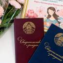 В Пинске в День матери мамам торжественно вручили первые документы детей