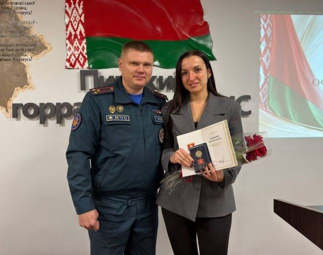В Пинске вручили нагрудные знаки «Жена офицера-спасателя» супругам сотрудников МЧС