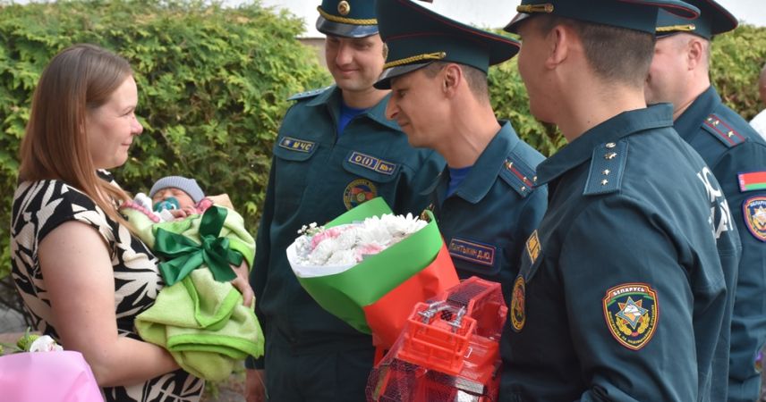 В Бресте спасатели приняли роды прямо в машине и встретили маленького Дениса из роддома