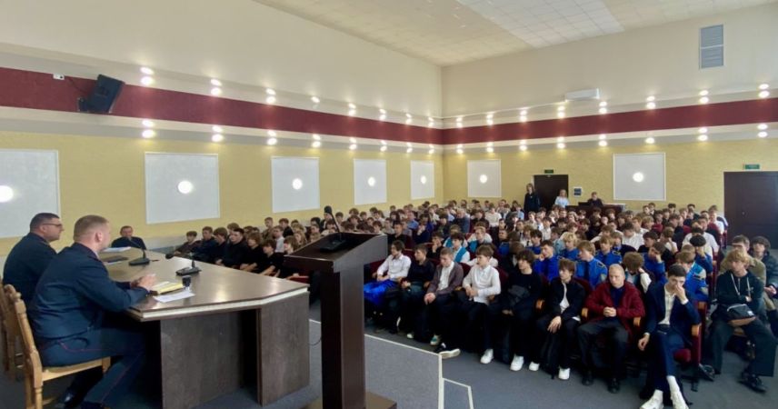 День открытых дверей в Пинском ГОВД: школьникам рассказали, как стать милиционером