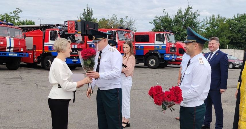 Ко Дню пожарной службы – в Пинске впервые вручили памятный знак «Жена офицера-спасателя»