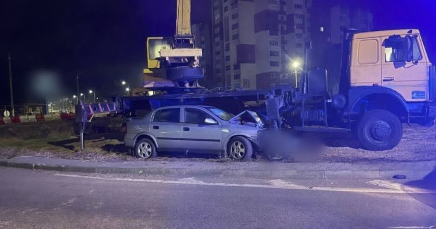 В Пинске на «кольце» Opel влетел в автокран: два пассажира получили травмы