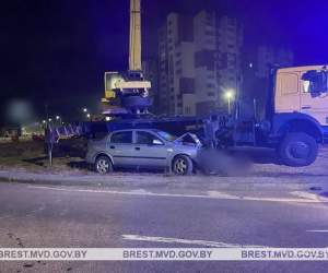 В Пинске на «кольце» Opel влетел в автокран: два пассажира получили травмы