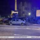 В Пинске на «кольце» Opel влетел в автокран: два пассажира получили травмы