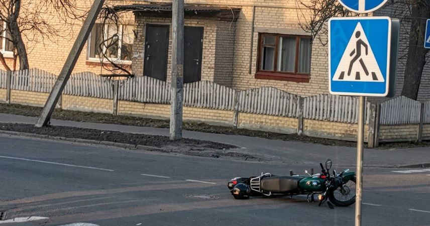В Пинске на улице Зои Космодемьянской Hyundai не пропустил мотоцикл