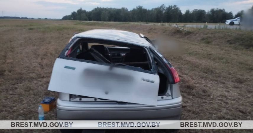 В Пинском районе Fiat опрокинулся в кювет из-за дикого животного: пострадали двое пассажиров