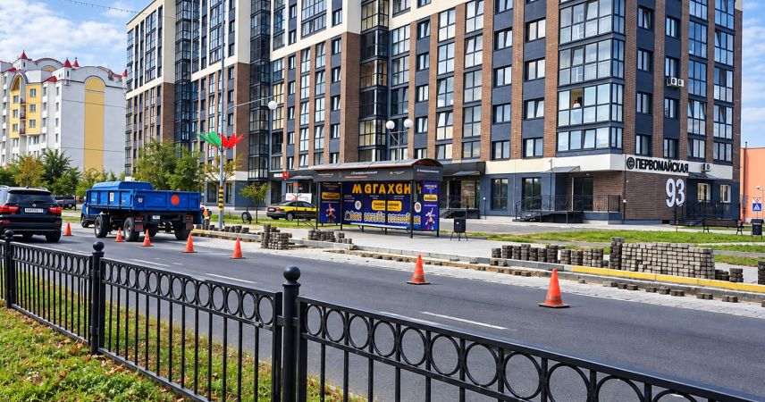 Ремонт остановок в Пинске продолжается: на «Интернациональной» меняют плитку