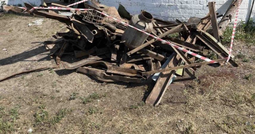 В Пинске машинист экскаватора вывез с фермы почти две тонны металла