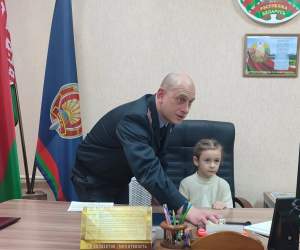 Пятилетняя пинчанка получила награду от МВД и посидела в кресле начальника ГОВД