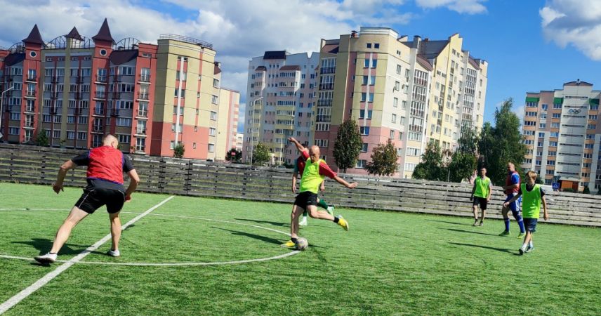 Пинск объединил поколения: милиционеры и дружинники сыграли в мини-футбол перед 110-летием ведомства