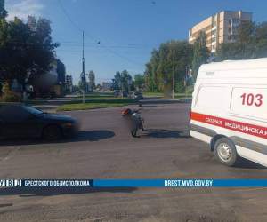 ДТП на Центральной в Пинске: мотоциклист не справился с управлением