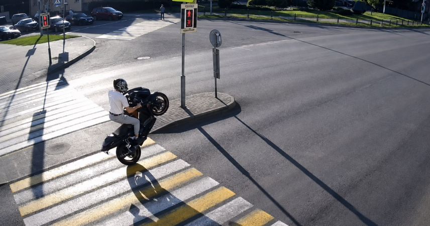 Эффектно, но теперь пешком: в Пинске байкер поднял SUZUKI на заднее колесо прямо под камерами ГАИ
