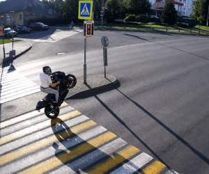 Эффектно, но теперь пешком: в Пинске байкер поднял SUZUKI на заднее колесо прямо под камерами ГАИ