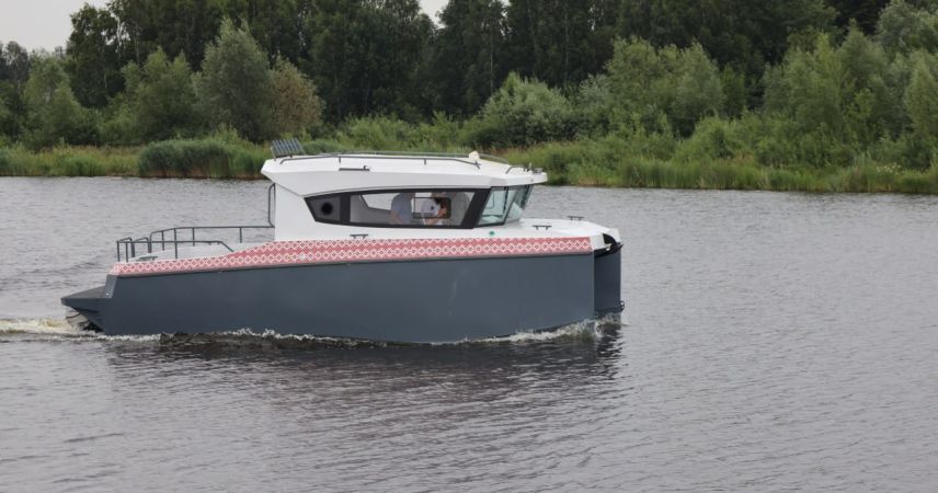Брест спустил на воду первый электрический катамаран белорусского производства