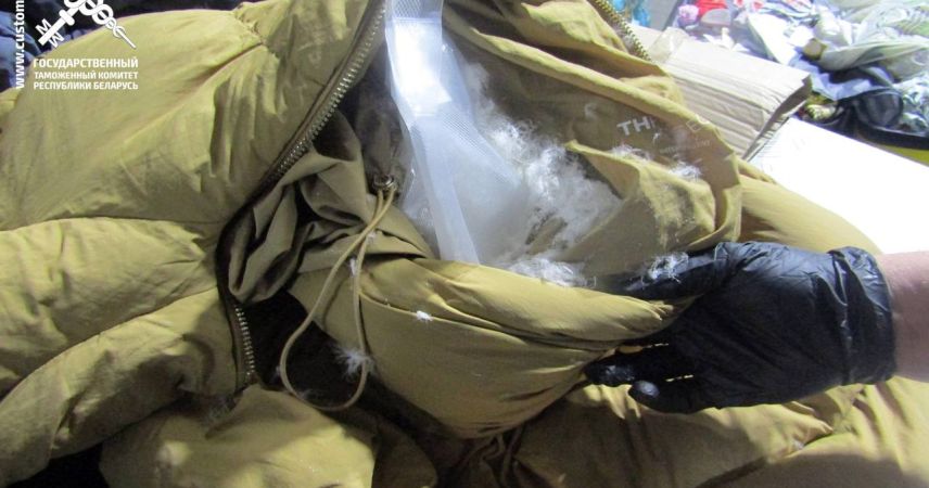 Контрабанда в подкладках курток: на границе в Бресте изъяли партию мефедрона