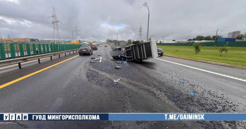 Пострадала только голубика: на МКАД невнимательный водитель врезался в трактор