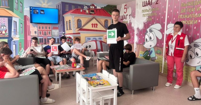 «Безопасные каникулы» в режиме спасателя: в больнице Пинска подростков учили спасать жизни