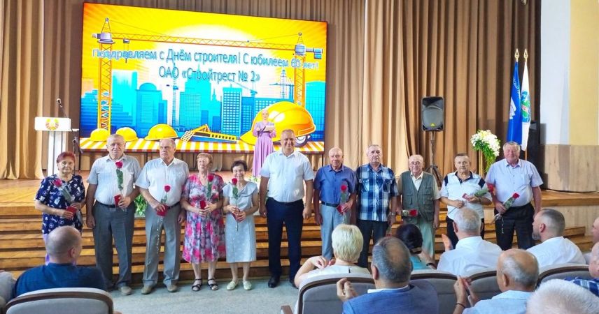 С фотовыставкой и концертом: в «Стройтресте №2» чествовали ветеранов труда