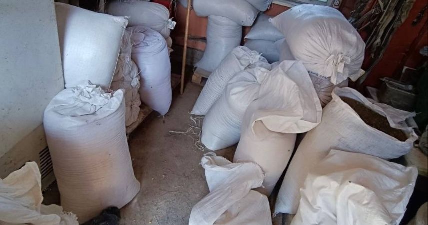 Запас на тысячу рублей: у животновода под Пинском изъяли 19 мешков похищенного комбикорма