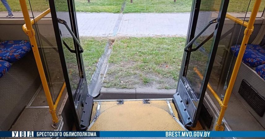 В Пинске водитель автобуса зажал дверью руку 70-летней пассажирки