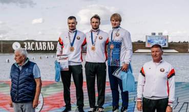 Гребцы из Пинска взяли золото и серебро на старте чемпионата страны в Заславле