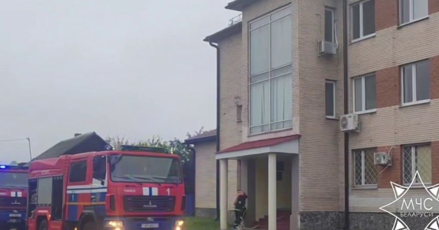 В Пинске спасатели ликвидировали пожар в административном здании на улице Берковича
