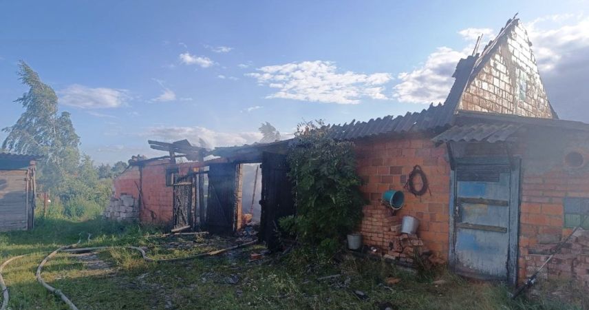 В Пинском районе сгорела кровля хозпостройки и поврежден дом: сводка МЧС за неделю