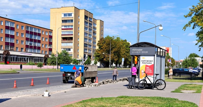 Остановку «Кинопрокат» делают удобнее: меняют покрытие в посадочном кармане
