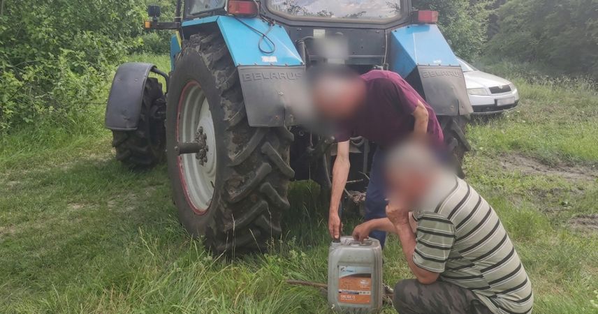 По сговору с товарищами: в Пинском районе тракторист похитил более 560 литров топлива