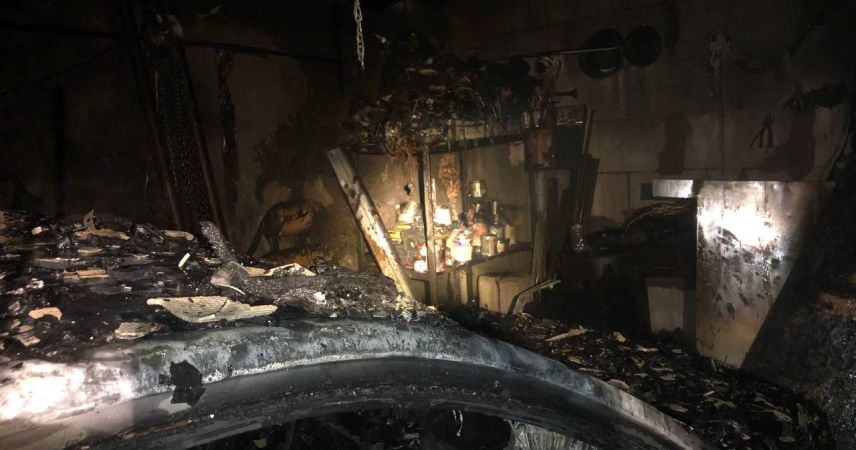 Огонь уничтожил гараж с машиной и повредил дом: сводка МЧС на 19 августа