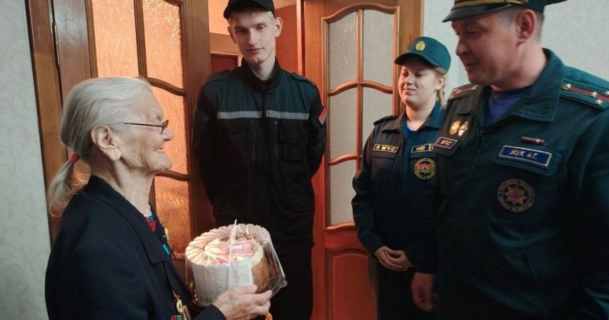 Выжила там, где умирала надежда: в Пинске спасатели и учащиеся СШ №14 навестили бывшую узницу концлагеря Анну Вдовину