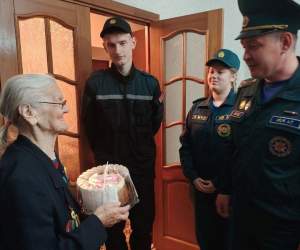 Выжила там, где умирала надежда: в Пинске спасатели и учащиеся СШ №14 навестили бывшую узницу концлагеря Анну Вдовину