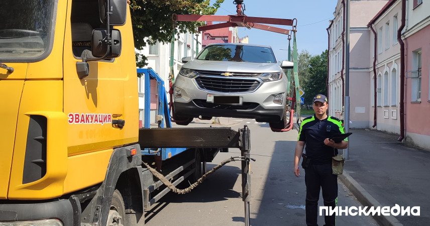 В Пинске усилят контроль за парковкой: автомобили нарушителей будут эвакуировать