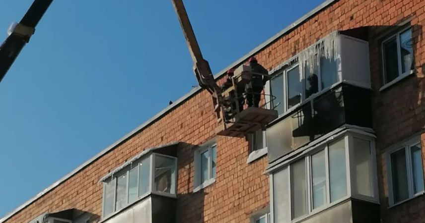 В Пинске коммунальщики объявили войну сосулькам и снежным шапкам