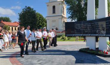 Цветы у «Штыков» и катера на Пешеходке: Пинск празднует День освобождения от немецко-фашистских захватчиков