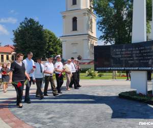 Цветы у «Штыков» и катера на Пешеходке: Пинск празднует День освобождения от немецко-фашистских захватчиков