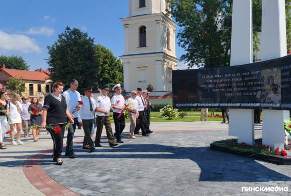 Цветы у «Штыков» и катера на Пешеходке: Пинск празднует День освобождения от немецко-фашистских захватчиков