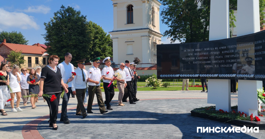 Цветы у «Штыков» и катера на Пешеходке: Пинск празднует День освобождения от немецко-фашистских захватчиков