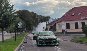 Парад дрифт-каров, сотни автографов и цветы у Вечного огня: как Пинск встретил III этап Betera Чемпионата по дрифту
