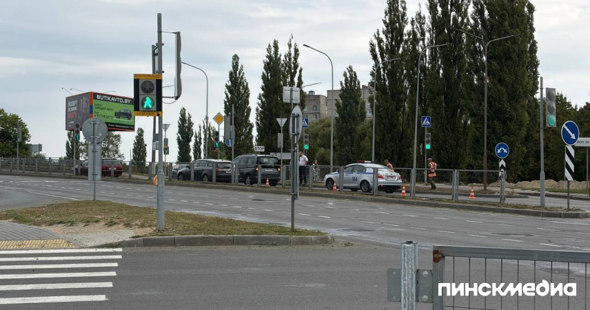 На мосту Солнечном во время покоса травы камень попал в проезжающий автомобиль