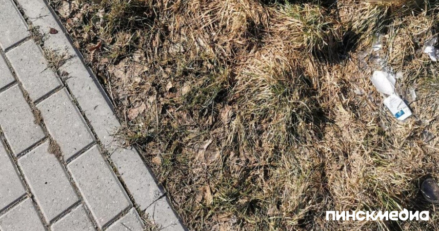 Жители Пинска жалуются на битое стекло на тротуарах в Жемчужном