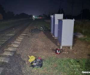 Парень погиб, девушка в коме: бесправник на байке заехал под многотонный состав поезда Брест-Полоцк