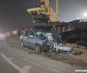 Жуткое ДТП в Пинске: на кольце легковушка «заехала» под автокран