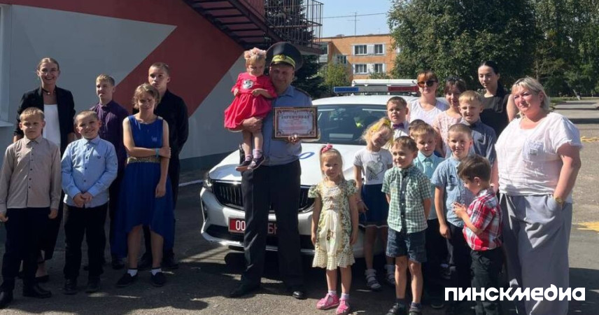 Служебная машина, мигалки и 1000 рублей: ОГАИ Пинского РОВД устроили праздник в детском приюте