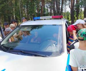 Штурм патрульной машины в «Свитанке»: дети устроили сотрудникам Пинского РОВД проверку на прочность