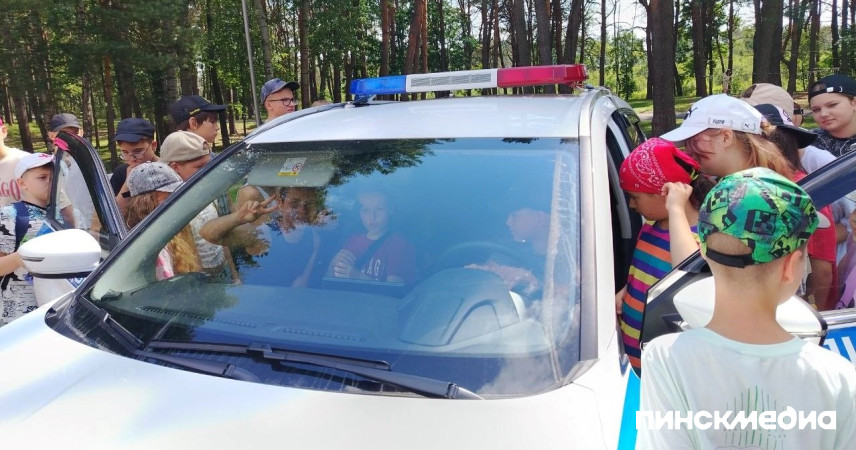 Штурм патрульной машины в «Свитанке»: дети устроили сотрудникам Пинского РОВД проверку на прочность