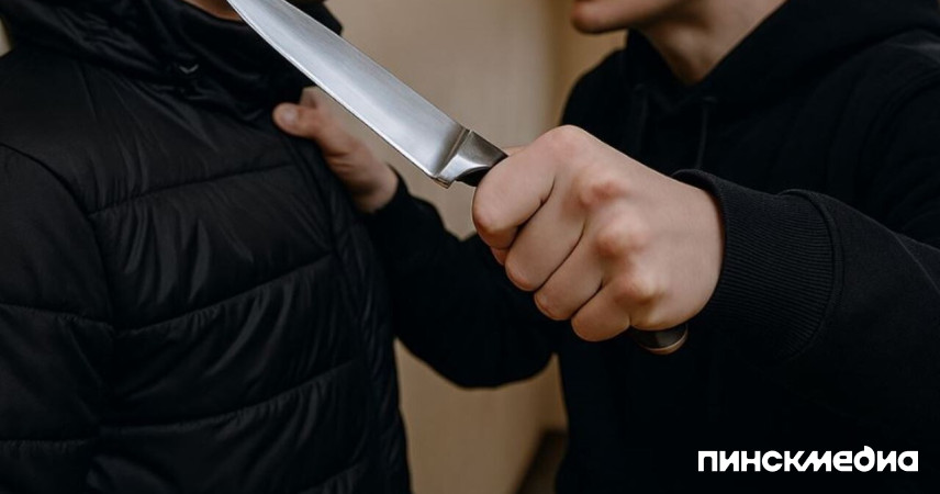 Нарезая закуску, приставил нож к шее: в Пинске спор из-за велосипеда едва не закончился трагедией